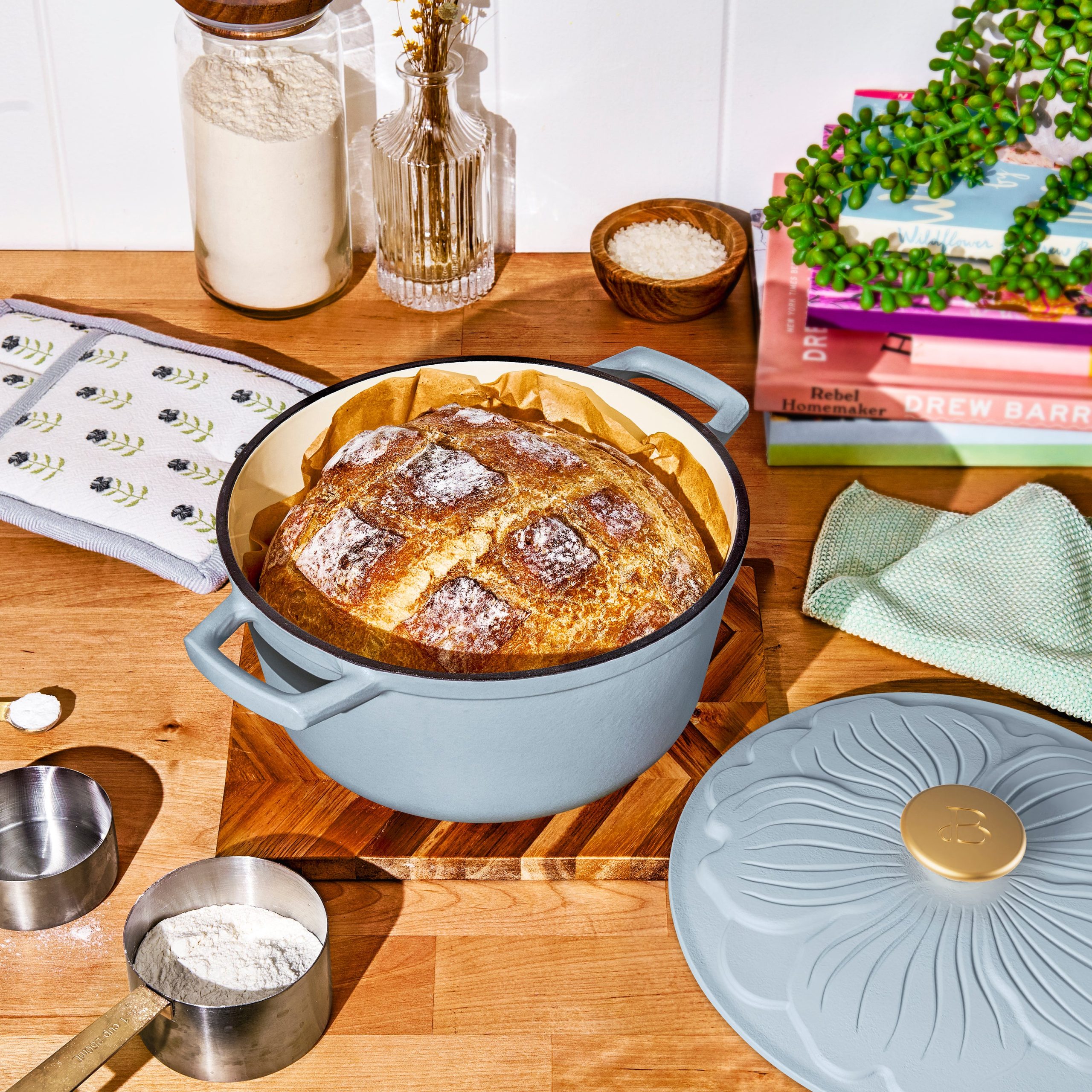 4qt Enamel Cast Iron Dutch Oven with Petal Lid